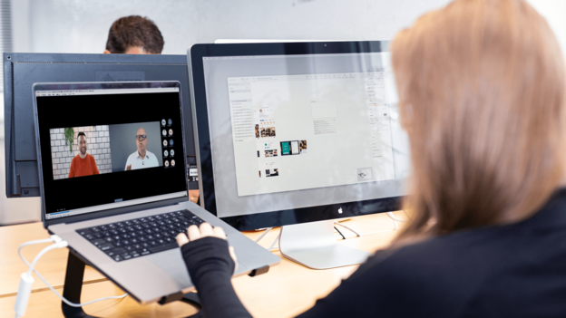 Teilnehmerin schaut das Webinar zu KI-Sichtbarkeit für den Mittelstand: Das 4-Schritte-System