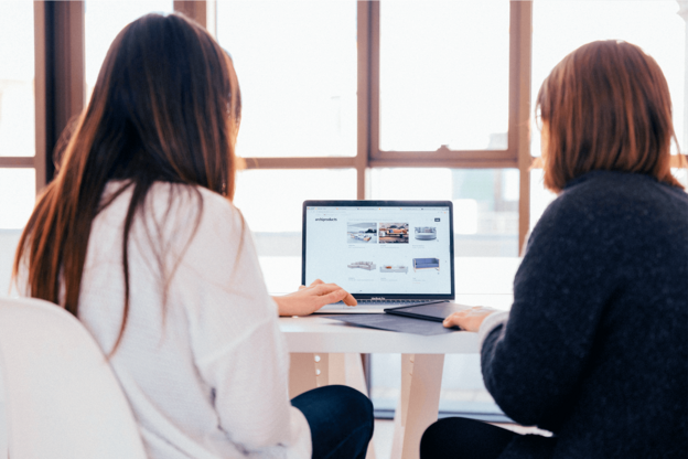 2 Frauen kaufen im barrierefreien Onlineshop