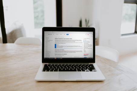 Laptop mit Release Note Adobe Commerce 2.4.6