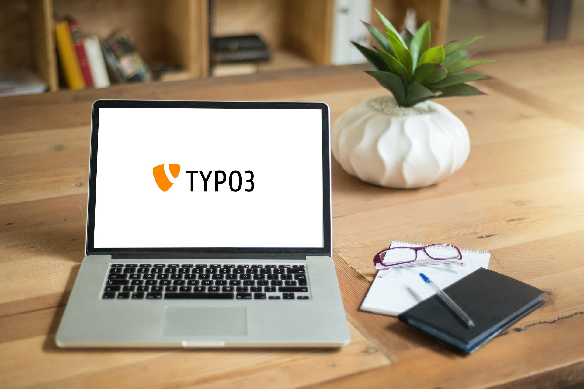 Laptop mit TYPO3 auf dem Bildschirm